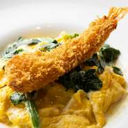 おすすめ テイクアウトOK 2個のたまごを使用したふわとろオムレツにクリーミーなホワイトソースをかけ、最後にエビフライを乗せた贅沢な一品です♪