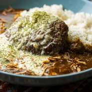 おすすめ テイクアウトOK こちらもsafariイチオシのメニュー。カレーこだわってます。数種類のスパイスを組み合わせて試行錯誤を繰り返した渾身のルーとなっています。