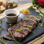 おすすめ テイクアウトOK 100％国産の黒毛和牛を使った、霜降りバツグンの脂の乗った極上ステーキです。 原価率が一番高いメニューです♪