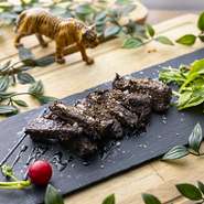 おすすめ テイクアウトOK 牛ハラミ肉に自家製濃厚バルサミコソースとパルミジャーノを削った酸味・うま味・甘味がミックスされたsafariのイチオシ！