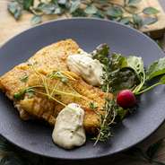 おすすめ 市場で仕入れてきた鱈やカレイ自を使った白身魚に家製タルタルソースをたっぷりかけた魚料理です。