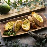 テイクアウトOK ガーリックバターをたっぷり塗ったバゲットをこんがりと焼き上げました。