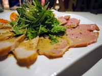 冷凍保存していないスモークチキンとスモークサーモンを、ある特殊なルートで仕入れています。風味が損なわれず、また見た目も綺麗なのが特徴です。これを市場で薄くスライスし、専用のソースで提供しています。