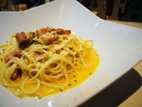 チーズは4種類をブレンドして使っています。また卵黄も、濃厚さを意識して一般的なカルボナーラよりも多く使用していますので、見た目も黄色く見えます。選りすぐったチーズと濃厚な卵の味を楽しんでいただけます。