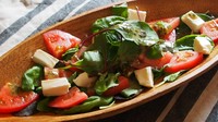 フレッシュなトマトとモチっとしたモッツァレラチーズにバジルソースをかけた本格イタリアンな一品です。