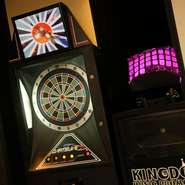 オシャレで広い店内なので、パーティや団体様の貸切予約がほとんどです。DJブースやダーツ、プロジェクターなどもありますので、飲食だけでなく、遊んだりソファーで語り合ったりと、様々なニーズに対応できます。