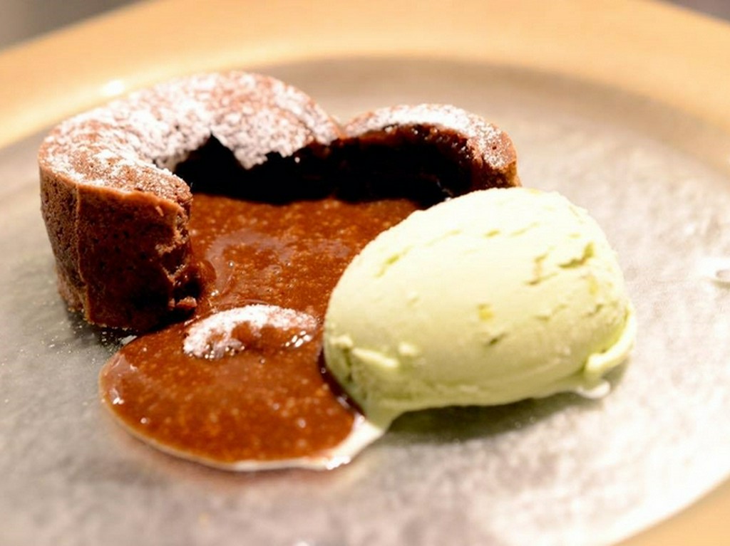 温かいチョコレートケーキ