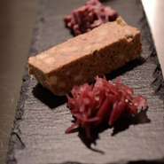 オープン当初からの定番メニュー。ごろっとした肉の食感が人気です。