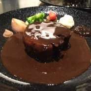 9月末から2月頃までの期間限定メニュー。雷鳥、森鳩、蝦夷鹿などの狩猟鳥、肉を召し上がって頂けます。