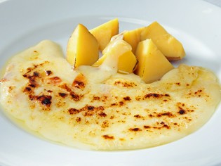 こんがり焼き色ととろける食感が人気の『ラクレットチーズ』