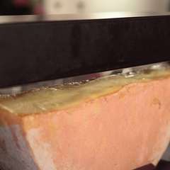 非加熱加工のフランス産ラクレットチーズ