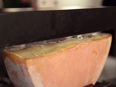 非加熱加工のフランス産ラクレットチーズ