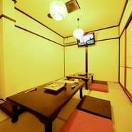 店内は、個室も完備されているので、大切なお客様を招いての接待や記念日のお祝いなど、いろいろなシーンに利用可能です。また、お座敷席は和の空間が楽しめると外国のお客様からも好評です。