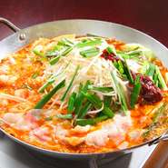 国産の牛もつ、小腸を中心に食材は国産にこだわります。スープは牛骨を丁寧に5時間煮込み甘辛スープと合わせた自家製で、リピーターも多い自信の一品です。