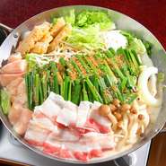 ベースとなる白湯スープは豆乳に鶏ガラを入れじっくり丁寧に煮込んだもの。野菜の甘み、豚肉やモツの旨みが溶け込んだスープは絶品で、やみつきになる味わいです。