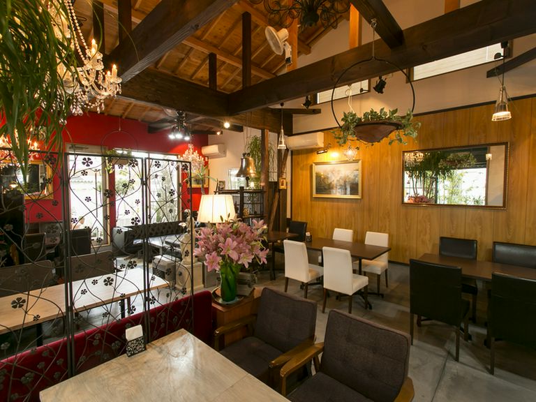 バブルを知っている団塊の世代に人気。豪勢なつくりで洒落た店内