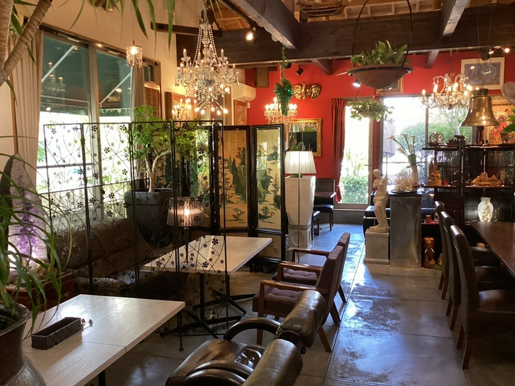 バブルを知っている団塊の世代に人気。豪勢なつくりで洒落た店内