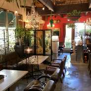 クラシックやジャズ、ポップスなど耳に心地良い音楽が流れる店内。フランス製のシャンデリアが煌めき、イタリア・ルーマニア製の家具、ヨーロッパの絵画や美術品が多数置かれ、洒落たつくりとなっています。