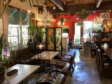 バブルを知っている団塊の世代に人気。豪勢なつくりで洒落た店内