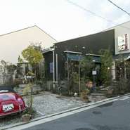 丹精込めてつくりあげたガーデンが望めるテラス席は喫煙可能。季節ごとに風景が変わるように花や植物が植えられており、滝や池の水音が身も心も癒してくれます。