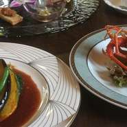 お庭を眺めながら、洗練された雰囲気の中、女子会を楽しめます。ランチ女子会もおすすめです。
シェフが一品一品丁寧に作る料理は、女性のお客様に好評です。