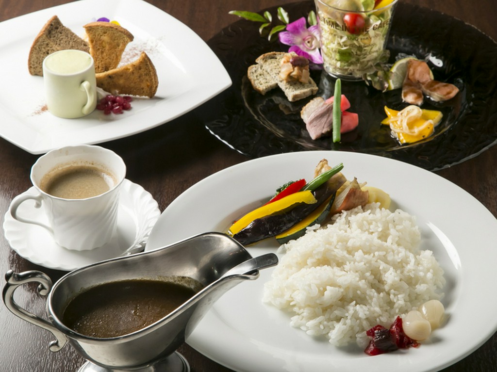 自家農園野菜たっぷりの前菜盛り合わせがついたランチセット