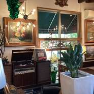 ゆっくり料理を楽しみたいカップルのデートにおすすめです。懐かしいレコードの音で会話も弾みます。