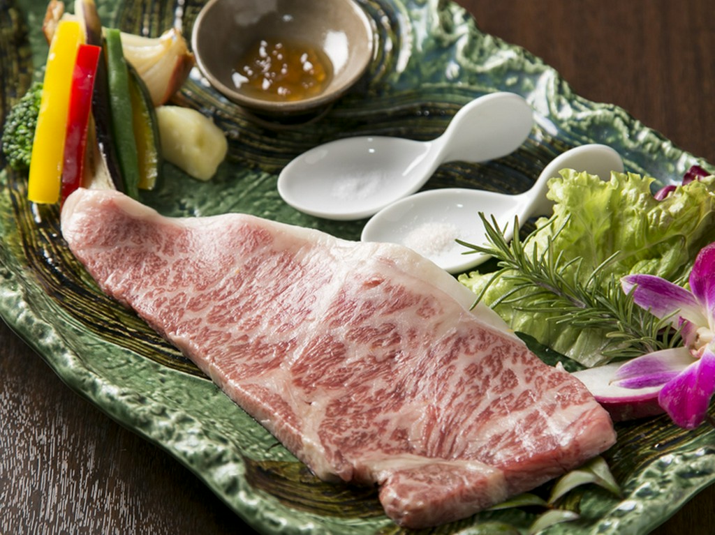 脂が甘く、とってもジューシーな『黒毛和牛サーロイン』