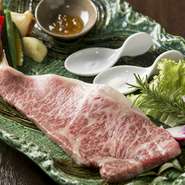 九州地方のものを中心に、その時に質の良い黒毛和牛を厳選。九州の豊かな自然の中育った黒毛和牛は、脂が甘くて柔らかいのが特徴です。とにかく美味しく、肉の旨味を楽しめる逸品。