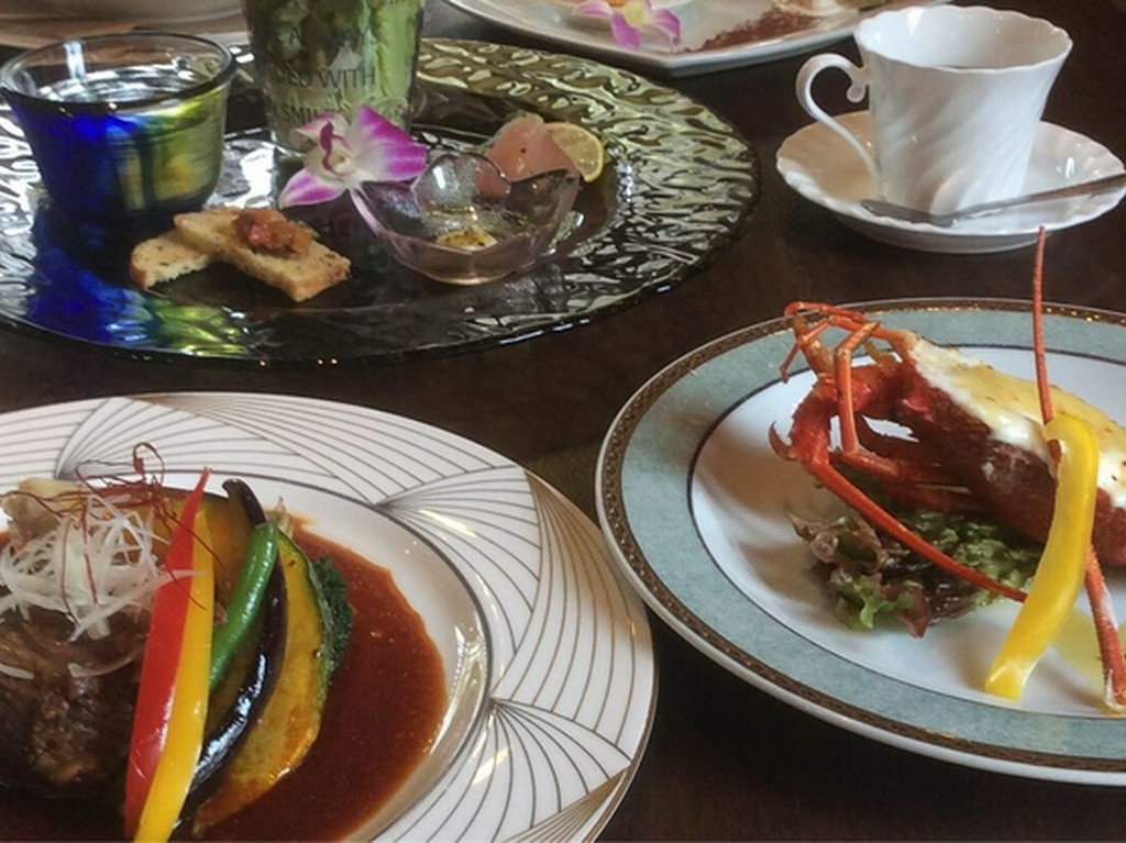 手間暇かけてつくられた、味わい深い『国産牛すね肉のやわらか煮込み』