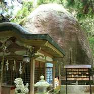 こちらも穴場のスポット。重厚感ある岩の間をめぐるのはとても神秘的。服装・靴など準備して訪れるのが◎。