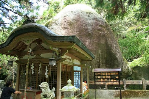 《磐船神社》で岩窟めぐりを体験！　※車で約8分