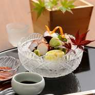 関西では、半夏生に蛸を食べる風習があると言われています。地元明石の「昼網」の蛸は、午前中に水揚げされたものが、昼頃に市場に並び朝市よりも鮮度が優れています。わさび醤油や生姜醤油で、お楽しみください。
