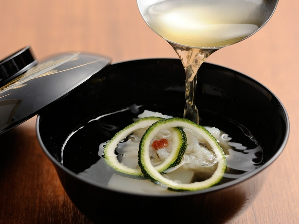 丹精込めて作ったお出汁が自慢の『鱧の椀物』