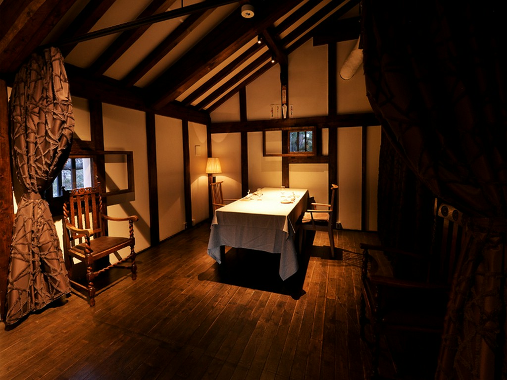 漆喰の壁と温かい木の風合いが醸し出すシックで落ち着いた雰囲気