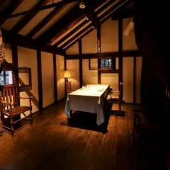 漆喰の壁と温かい木の風合いが醸し出すシックで落ち着いた雰囲気
