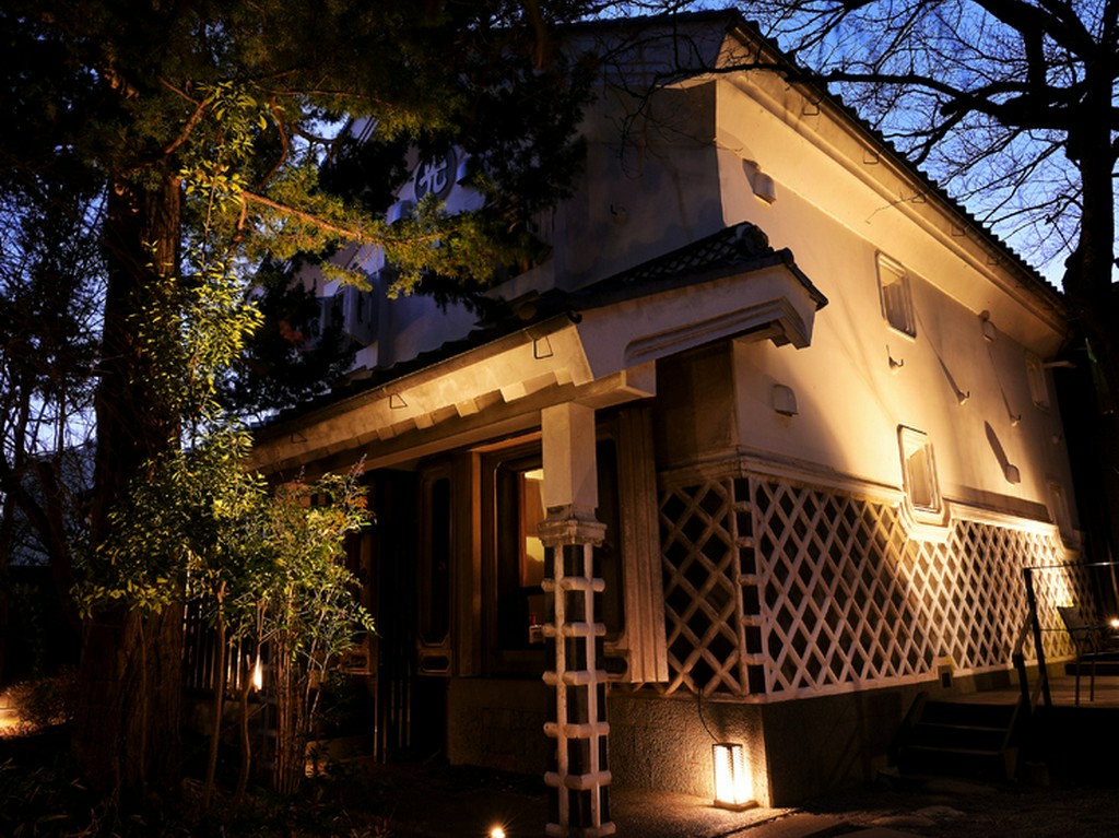 豪商の蔵を改築した、歴史が息づく趣深い個室で過ごすひととき