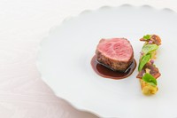 ※こちらのコースは乾杯酒付きです。（ノンアルコールのスパークリング対応可）
【メインディッシュのアップグレード可】「信州プレミアム牛 柚餅子のソース」オプションよりお選びください。