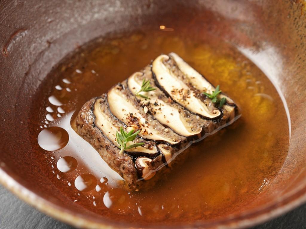 香り高きトリュフと凝縮された旨みの『原木しいたけのテリーヌ』