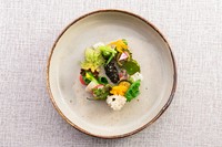 ～豊かな風土に恵まれた松本や安曇野～
シェフ田邉の独創的な調理と組み合わせの妙で素材自身が気付かなかったような魔法にかかります。芸術の街　松本の一幕をお楽しみください。
