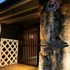 晴れの日にふさわしい落ち着いたお店。和やかなひとときをどうぞ