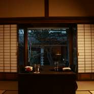日本庭園を眺める個室