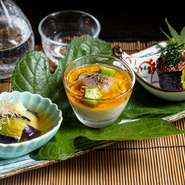 季節感溢れる繊細な日本料理をご提供。料理の中心になるのは、地元の農家から直接仕入れた、新鮮な旬の野菜たち。野菜ソムリエでもある料理長が自信を持って薦める食材は、いずれも確かな存在感を持ち合わせます。