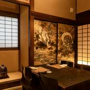 信州出身の手描き友禅の名士による、国宝松本城や風神雷神の襖絵は一見の価値あり。各部屋の屏風でも、松本文化・日本文化を堪能できます。お祝い向け仕様の屏風や、【ヒカリヤ】の建物を描いた屏風もございます。