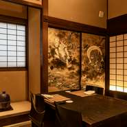 信州出身の手描き友禅の名士による、国宝松本城や風神雷神の襖絵は一見の価値あり。各部屋の屏風でも、松本文化・日本文化を堪能できます。お祝い向け仕様の屏風や、【ヒカリヤ】の建物を描いた屏風もございます。