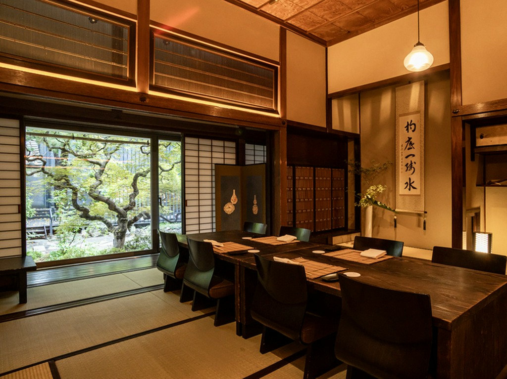 趣のある空間で人生の節目を彩る、華やかなお料理とおもてなし