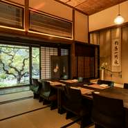 庭に面したお座敷の個室では、美しい四季の移ろいが感じつつ、食事やお酒が楽しめます。上品な空間は顔合わせやお祝いの席にも最適。華やかなお食事と温かいおもてなしで、人生の節目を和やかに見守ります。