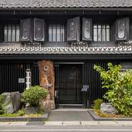 建物は明治時代中期頃に建造されたという、豪商の屋敷をそのまま利用しています。歴史と文化を感じさせる趣きのある空間もまた見応えあり。大切な方とゆったりとした時間の流れを感じて頂けます。