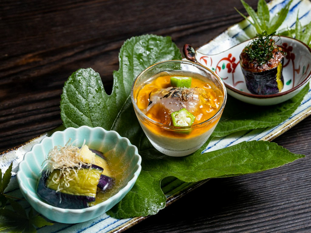 前菜『茄子の三種盛り（丸茄子揚げ出し、焼き茄子ムース、茄子大葉味噌田楽）』