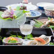 旬をたっぷりと満喫頂けるコース料理。日頃お世話になっている方を喜ばせたい、大切な席にもオススメです。
